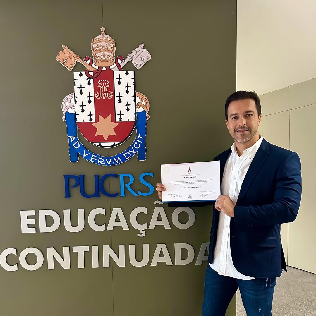 Dr. Marcelo Weber com certificado de pós-graduação em geriatria e gerontologia